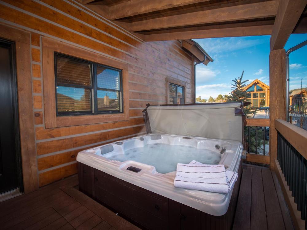 Beautiful Views! Jacuzzi, Indoor/ Outdoor Fireplace, Steps to Lake Estes